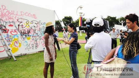 2011韓國大邱國際人體彩繪節上TBC電視臺采訪美國游客